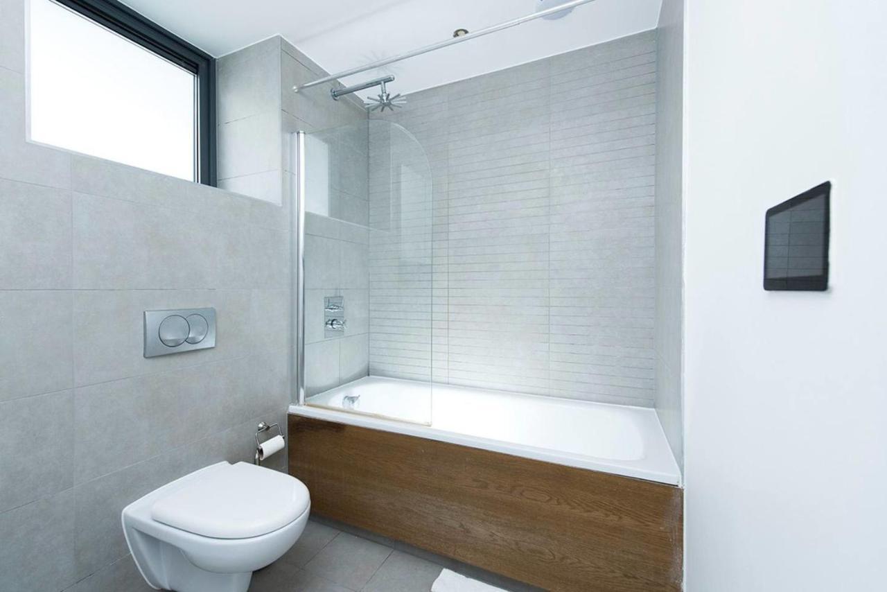 Stylish 2 Bedroom Flat With Balcony In Londra Esterno foto