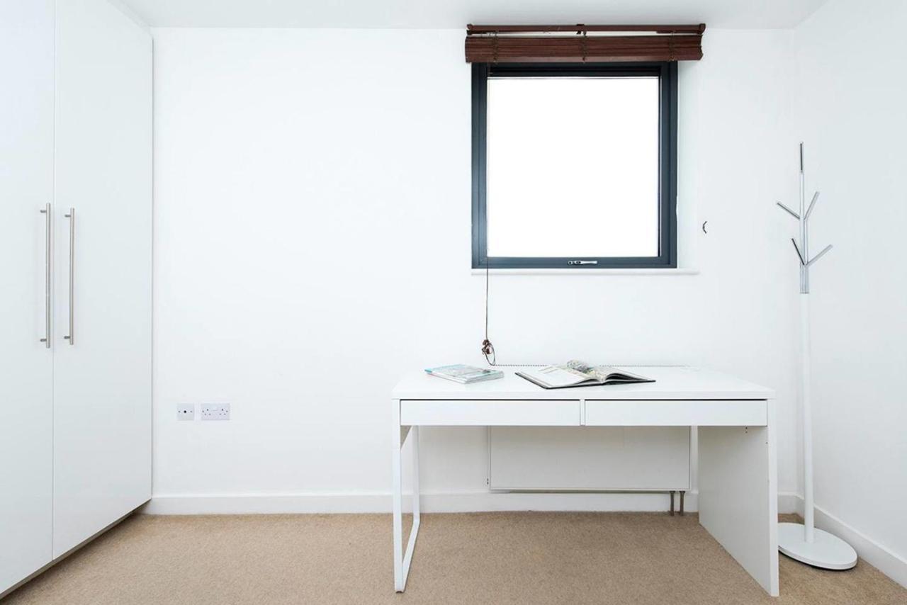 Stylish 2 Bedroom Flat With Balcony In Londra Esterno foto