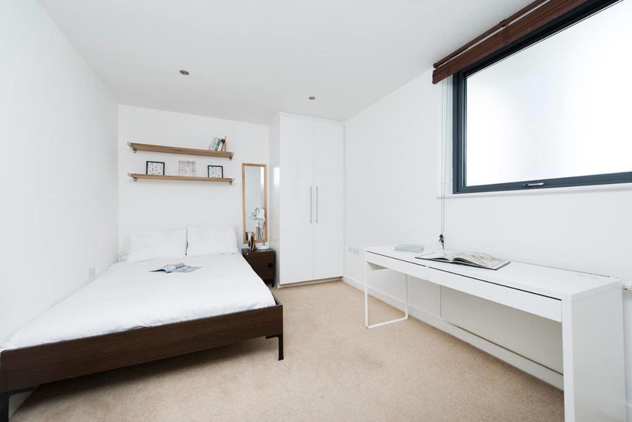 Stylish 2 Bedroom Flat With Balcony In Londra Esterno foto