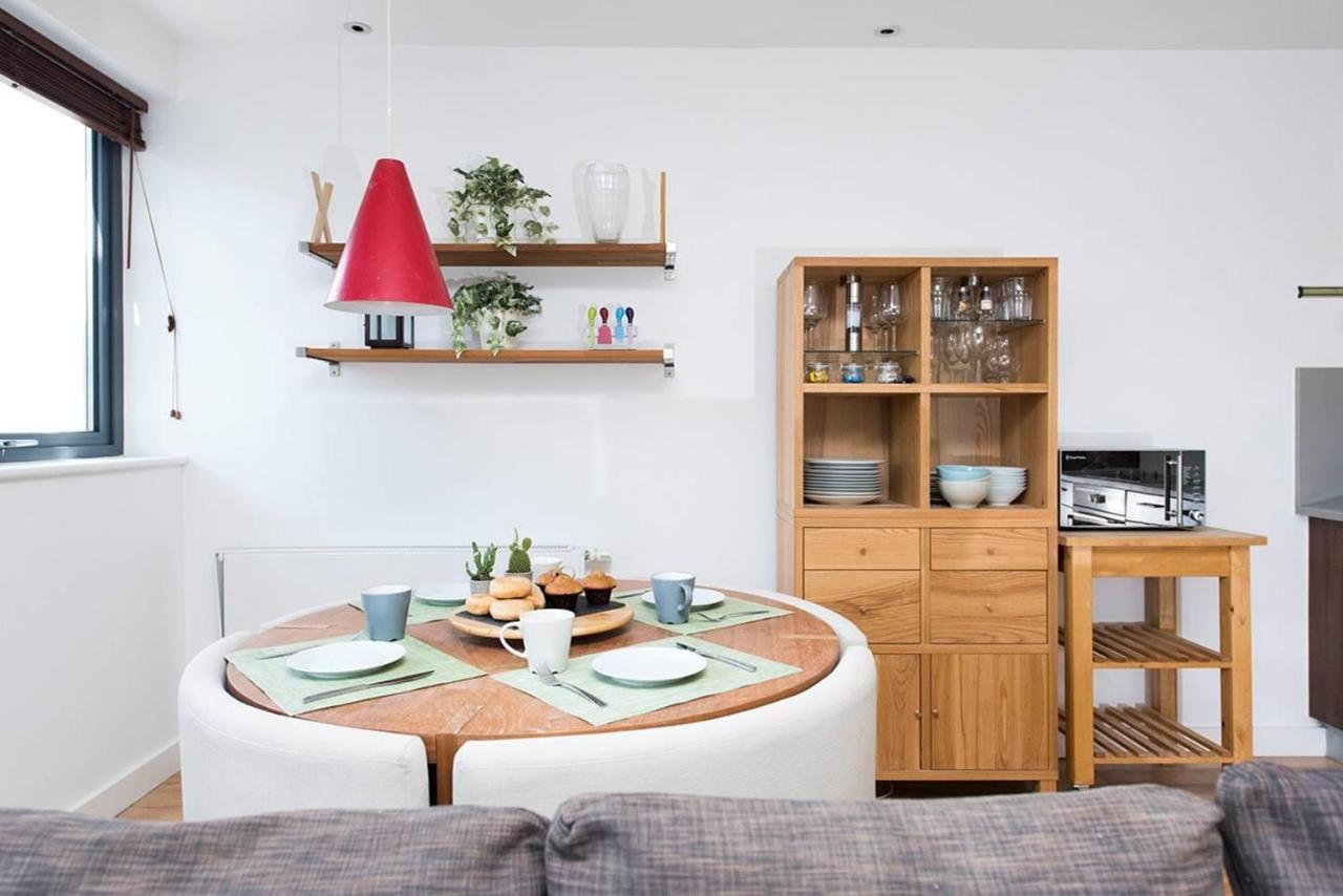 Stylish 2 Bedroom Flat With Balcony In Londra Esterno foto